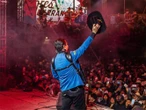 Los Alegres del Barranco burlan veto a narcocorridos con karaoke | VIDEO