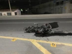 Motociclistas ignoran semáforo y mueren al estrellarse con una camioneta