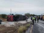 Vuelca autobús con 44 migrantes mexicanos que vuelven al país para Navidad