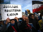 Salarios de hambre: médicos se unen a protestas de jubilados en Argentina