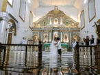 Tifón no detuvo el “sí, acepto”: pareja realiza su boda en iglesia bajo el agua