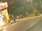 VIDEO: Huye de un asalto a tienda de conveniencia y el ladrón le mete cuatro tiros