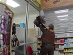 Pavo salvaje irrumpe en farmacia y ataca a clientes en Indiana | VIDEO