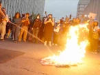 Queman bandera de EU y gritan '¡Que se joda Trump!'; protestas anti-ICE estallan en Los Ángeles