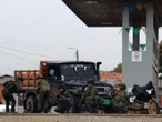 Liberan a 57 militares retenidos por civiles en bastión guerrillero de Colombia