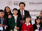 Mario Delgado encabeza entrega de 500 pares de lentes gratuitos en escuelas de la GAM