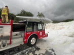 Bomberos retiran espuma tóxica de carretera en Hidalgo