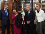 Claudia Sheinbaum y Mark Carney intercambian obsequios 