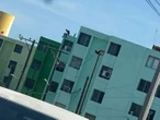 Joven intensa arrojarse desde un edifico departamental por problemas familiares