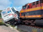 Choque entre tren y camión deja cinco muertos en Guanajuato; intentó ganarle el paso 