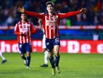 La Hormiga González pica y Chivas se lleva los tres puntos