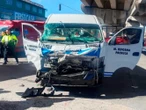 Dos personas fallecen tras choque entre camioneta de pasajeros y tractocamión en Pachuca