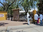 Maestra se corta el cuello en el baño de una primaria