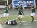 ¡Perdieron y se enojaron! Brutal golpiza en cancha de futbol deja un joven herido