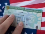 Migrantes legales buscan naturalizarse por temor a perder su "Green Card"