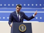 VIDEO: Hombre le dispara a Charlie Kirk, comentarista conservador, durante un evento en EU
