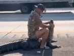 VIDEO: Hombre se enfrenta descalzo a un caimán que bloqueaba el tráfico