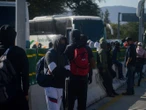 Normalistas de Ayotzinapa bloquean la Autopista del Sol