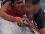 Guardavidas salva a joven bajo lluvia y olas furiosas del huracán Priscilla en Manzanillo | VIDEO