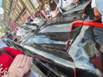 Con porras, un silbato de locomotora y hasta Batman celebran un año de la presidenta Sheinbaum