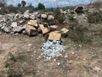 Tiran en terreno baldío cajas llenas con medicamentos caducados