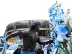 Estatua de Maradona recorre Nápoles