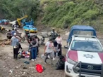 Habitantes de Pahuatlán caminan más de dos horas para conseguir alimentos tras las lluvias
