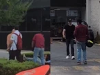 Jóvenes se pasan de gandallas y golpean a repartidor en NL | VIDEO