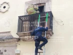 Abuelita de 90 años queda atrapada en su casa y tiene que salir por el balcón