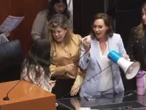 ¡Tensión en el Senado! Legisladora de Morena usa tijeras para cortar megáfono de Lilly Téllez durante protesta