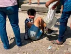 Vecinos enfurecidos golpean y amarran a presunto agresor en Tehuantepec 
