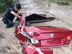 Hallan muerto al joven Jonathan, su auto fue arrastrado por la corriente 