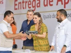 Evelyn Salgado entrega apoyos a productores agropecuarios de la región norte de Guerrero