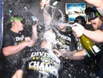 Cerveceros de Milwaukee asegura tricampeonato divisional