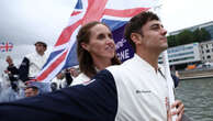 Atletas britânico agitam multidão durante cerimônia de abertura ao reproduzirem cena de ‘Titanic’