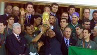 Retorno da seleção pentacampeã ao Brasil foi marcado por incidente com FHC