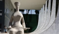 Polícia Militar reforça segurança e fecha acesso à Praça dos Três Poderes após prisão domiciliar de Bolsonaro