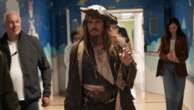 Johnny Depp visita hospital na Espanha como Jack Sparrow e alegra crianças em tratamento