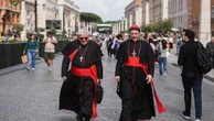 Cardeais que vão participar do conclave já estão em Roma para escolher o novo papa