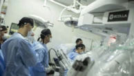 Médico brasileiro no Kuwait opera paciente em Curitiba e cirurgia entra para o Guinness