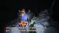 Equipes de resgate trabalham para retirar 200 pessoas presas pela neve perto do Everest
