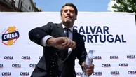 Líder de ultradireita de Portugal passa mal durante comício ao ar livre e é levado às pressas para o hospital 
