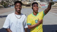 Vinícius Júnior ganha estátua de cera e se impressiona com semelhança