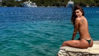 Mariana Goldfarb faz topless em férias na Croácia