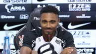 Vitinho é apresentado no Corinthians e pede tempo para estrear: ‘Estou há dois meses sem jogar’