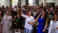 Após Bolsonaro se emocionar em culto, Michelle faz desabafo e fala em ‘censura prévia’