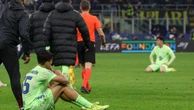 Torcida do Real Madrid provoca Barcelona com faixas de agradecimento à Inter por eliminação do rival