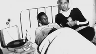 Pelé se contundiu no segundo jogo da seleção em 62 e não jogou mais na Copa