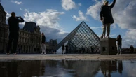 Polícia francesa coleta mais de 150 amostras em investigação sobre roubo de joias no Louvre
