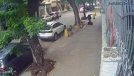Mulher cai em bueiro no Rio após tampa ceder; veja vídeo